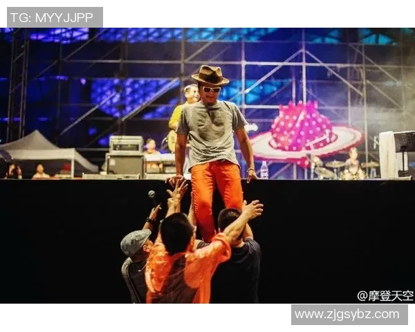 外国足球球星更衣室激情舞蹈瞬间引爆全场气氛精彩纷呈 外国足球球星更衣室激情舞蹈瞬间引爆全场气氛精彩纷呈