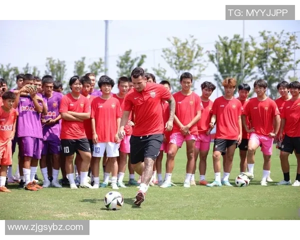 足球球星发型渐变潮流演变解析从经典到现代风格的创新与突破